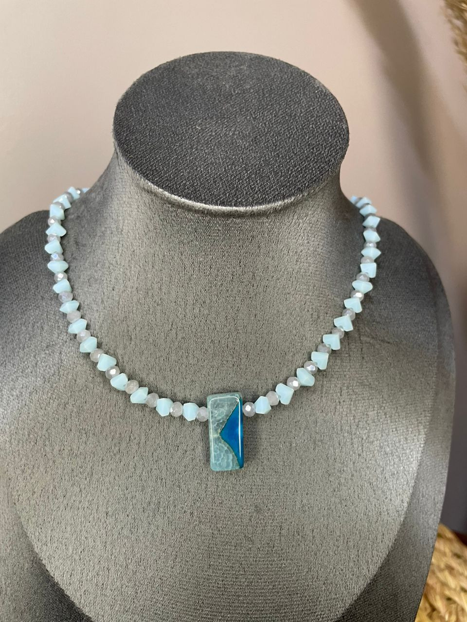 سلسل باللون السماوي